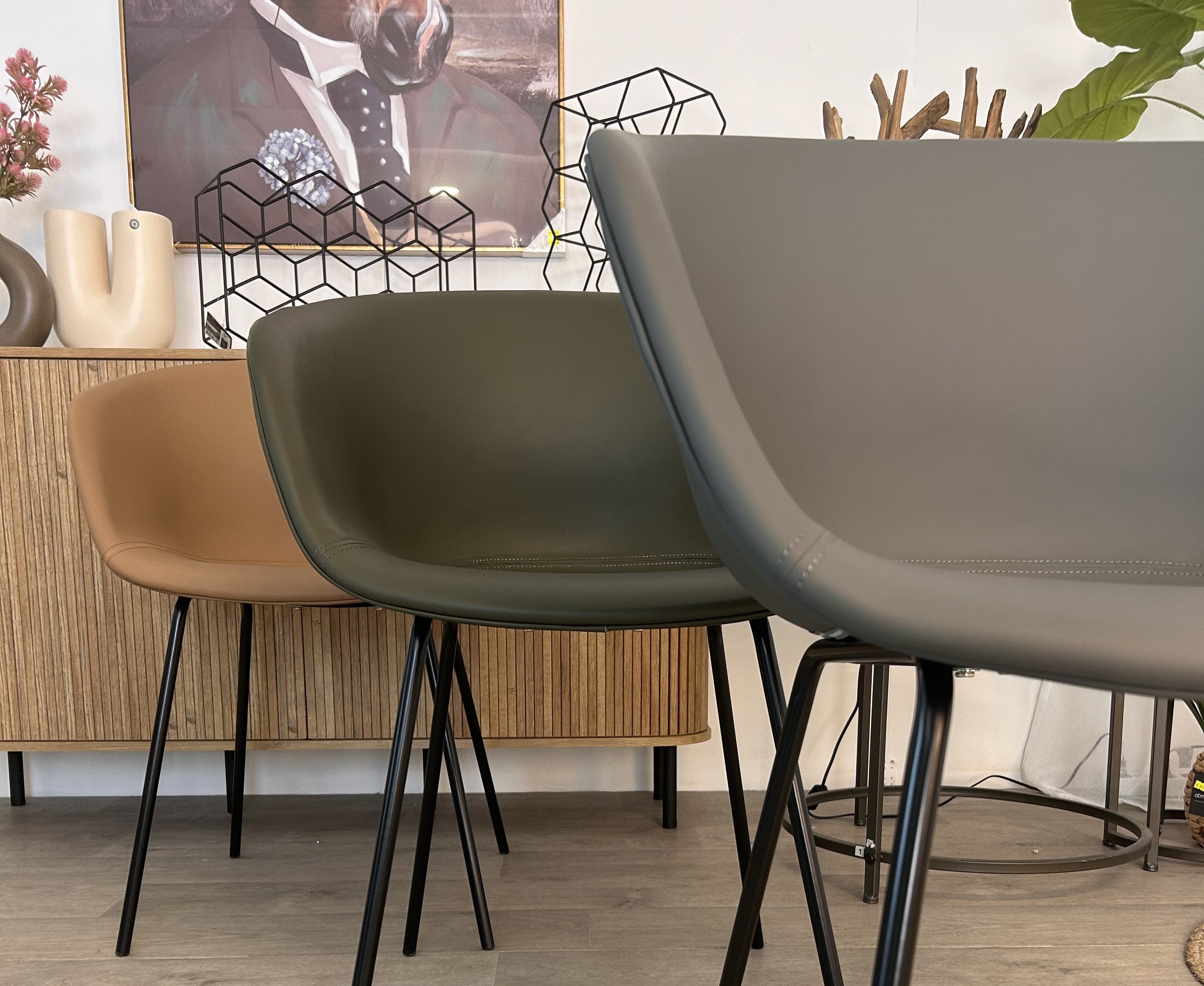 Credenza Colva e sedia Kalo: idee per il tuo angolo lettura