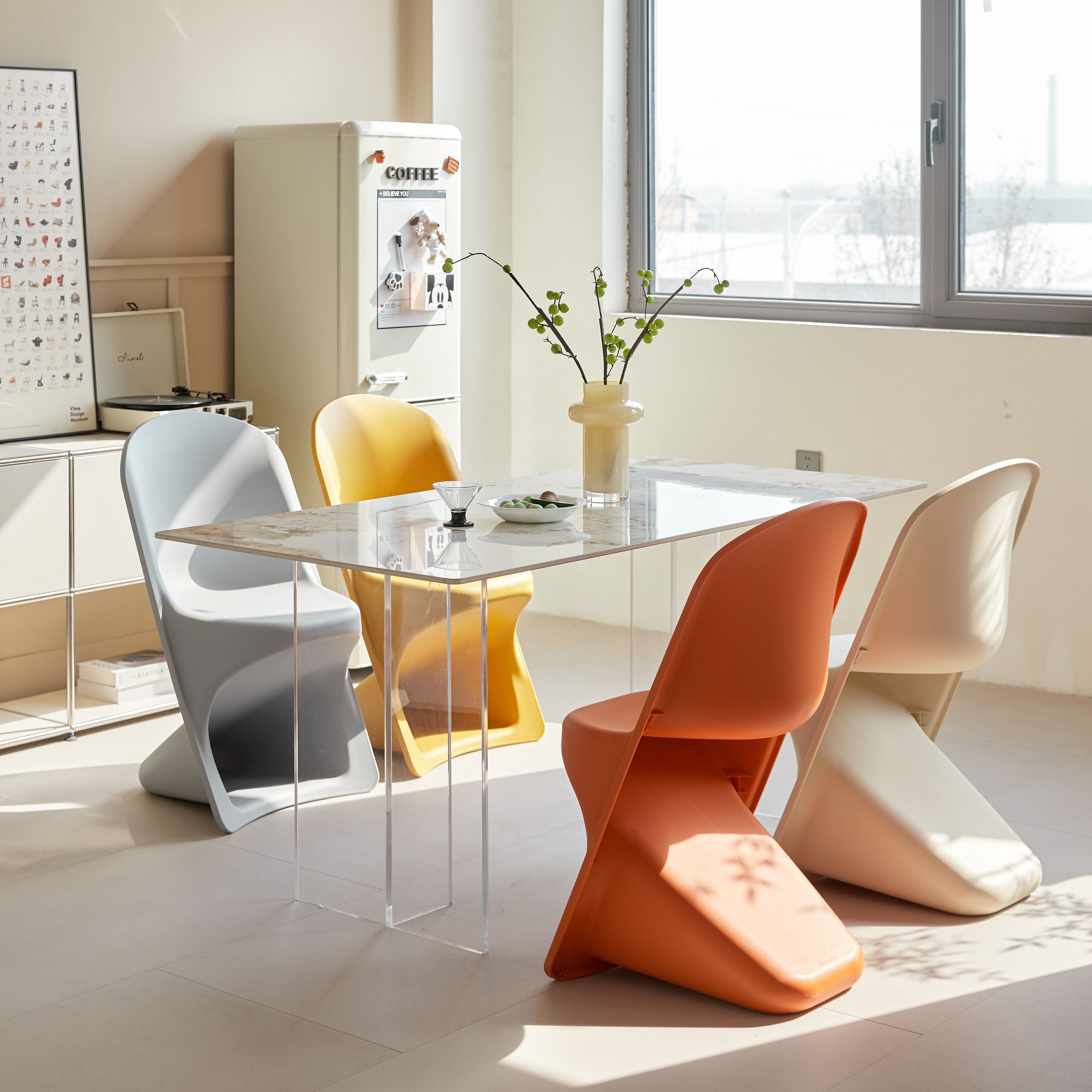 Sedia da giardino dal design sinuoso giallo ocra – Twist