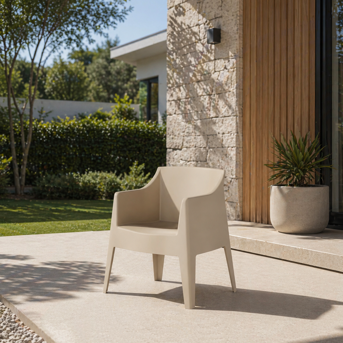 Poltrona da giardino con braccioli in resina sabbia – Levante – arredo esterno Gelsomino Home.