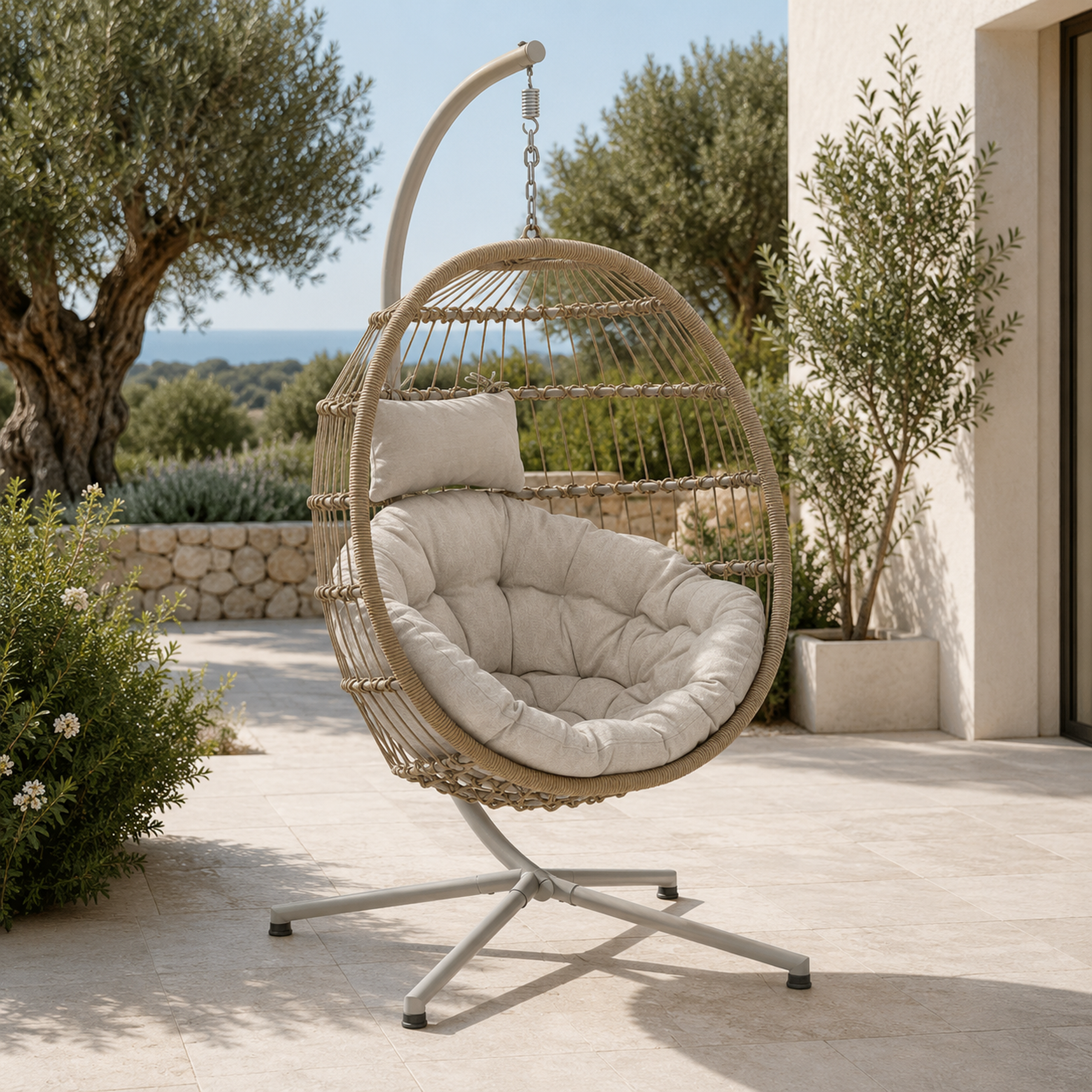 Poltrona sospesa egg chair in rattan PE naturale con cuscini beige – Marta – arredo esterno Gelsomino Home