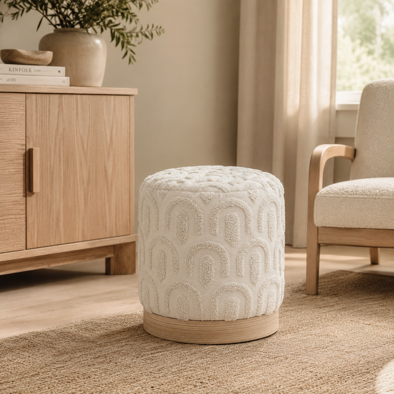 Pouf rotondo tufté bianco con base in legno – Copas