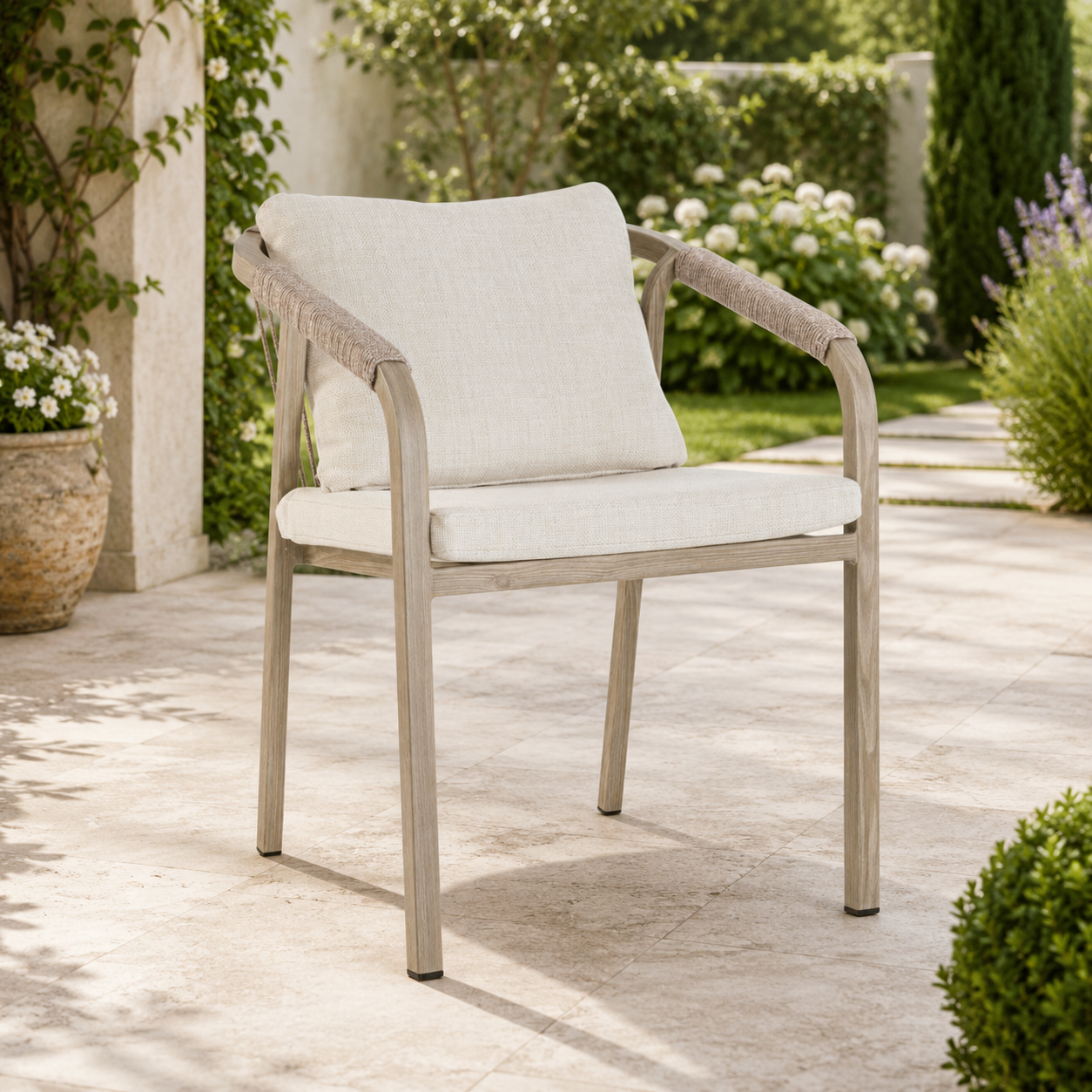Sedia da giardino con braccioli Kalimera Timber – struttura in alluminio effetto legno con intreccio in corda e cuscini – arredo esterno Gelsomino.