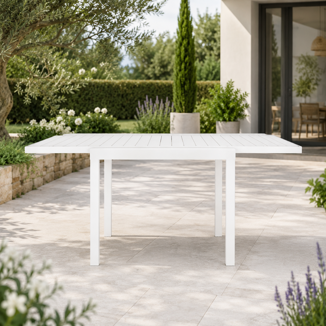 Tavolo da giardino allungabile Pelagius bianco – piano a doghe 83-163x80 cm – arredo esterno Gelsomino Home.