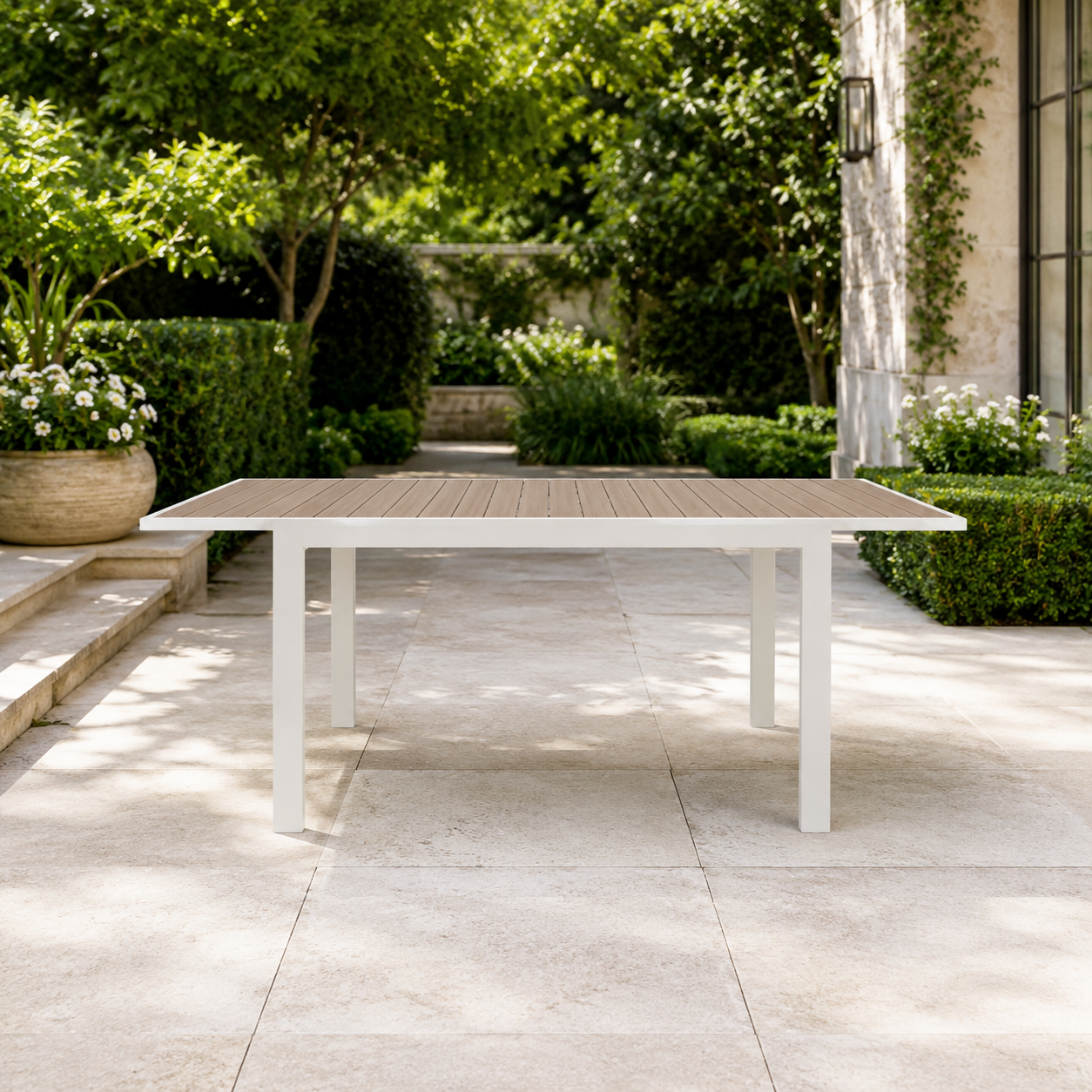 Tavolo da giardino allungabile con piano a doghe effetto legno bianco – Belmar Vapor – arredo esterno Gelsomino Home
