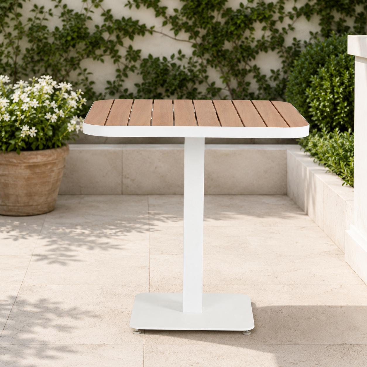 Tavolo da giardino quadrato con piano a doghe effetto legno bianco – Belmar – arredo esterno Gelsomino Home.
