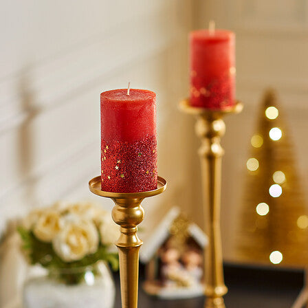 Candela natalizia cilindrica rossa con stelle oro – 7 × 12 cm