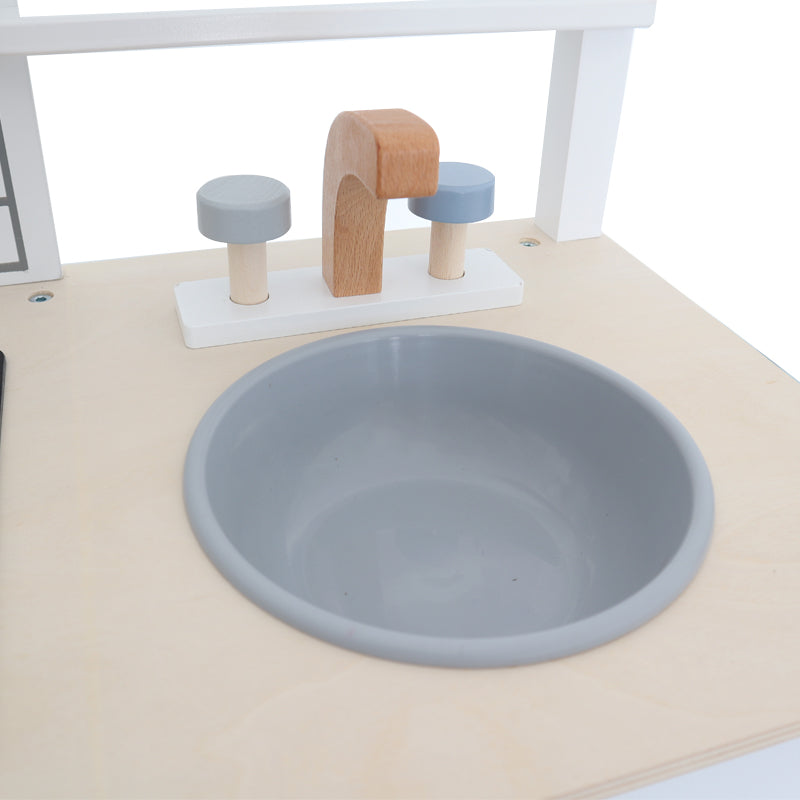Cucina giocattolo in legno, foto dettaglio lavello