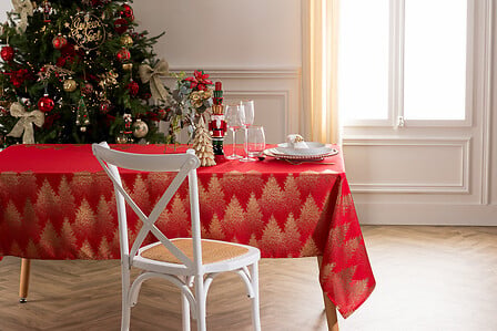 Tovaglia natalizia rossa con alberi dorati 140 × 240 cm
