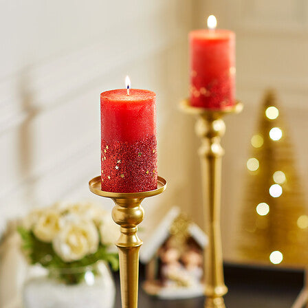 Candela natalizia cilindrica rossa con stelle oro – 7 × 12 cm