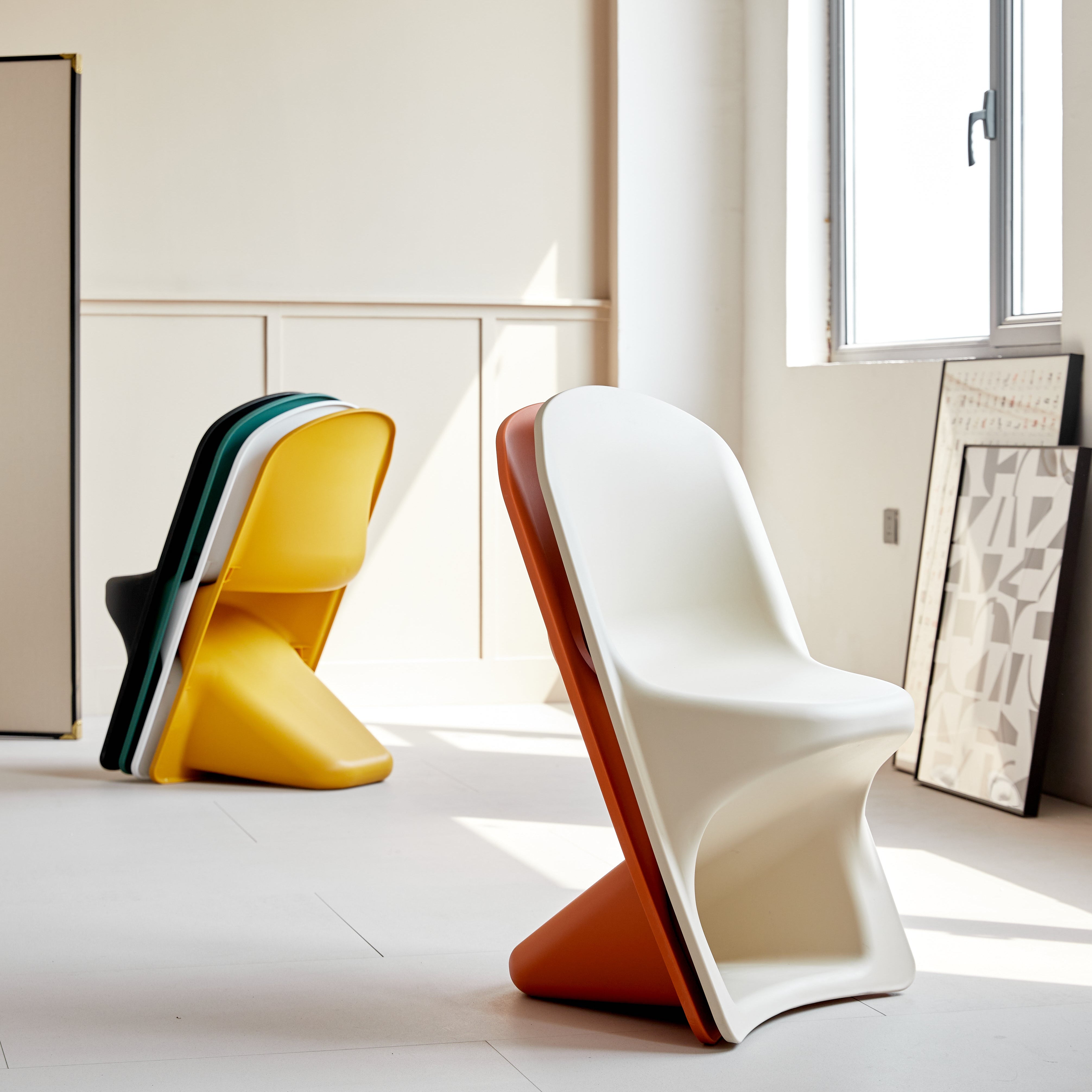 Sedia da giardino dal design sinuoso giallo ocra – Twist