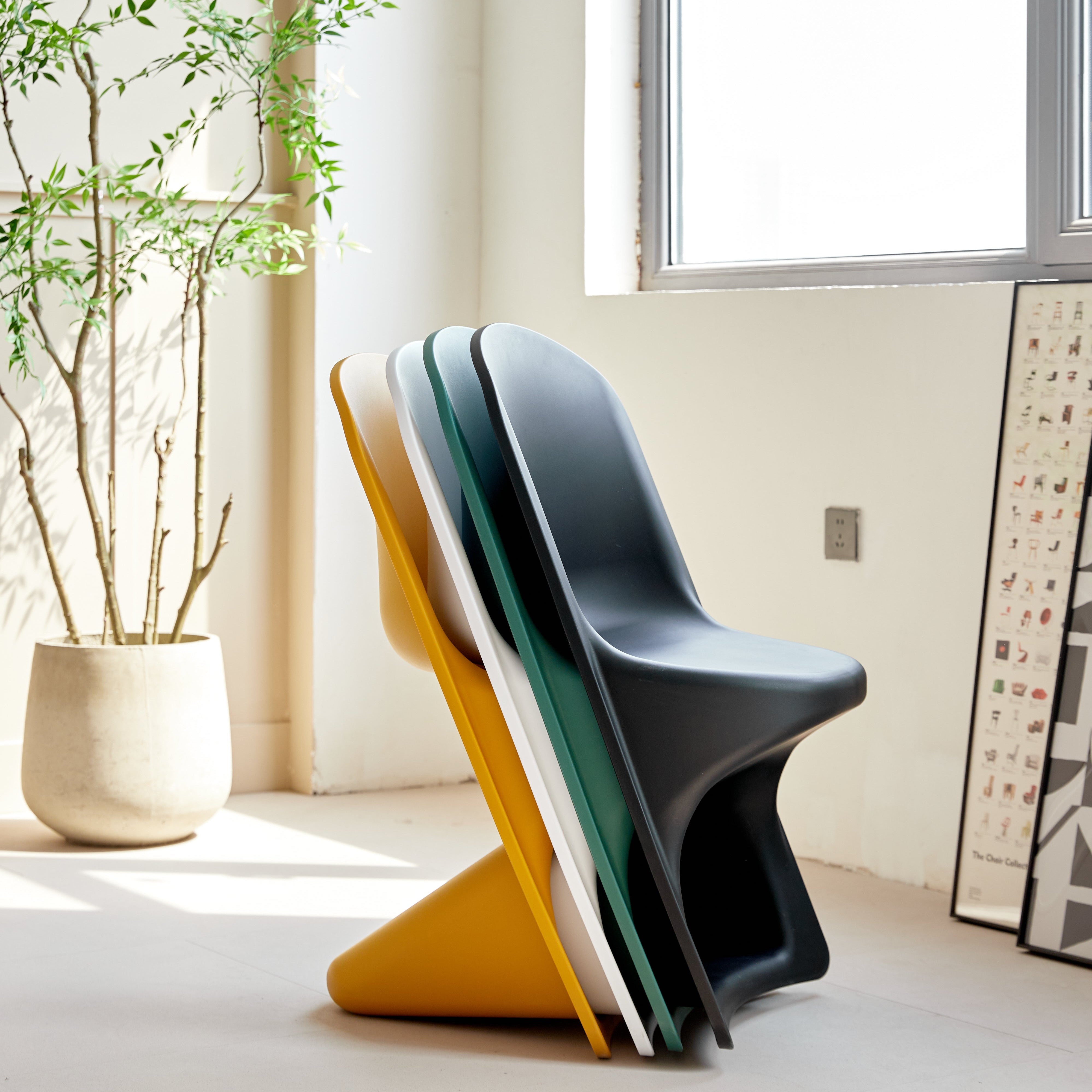 Sedia da giardino dal design sinuoso giallo ocra – Twist