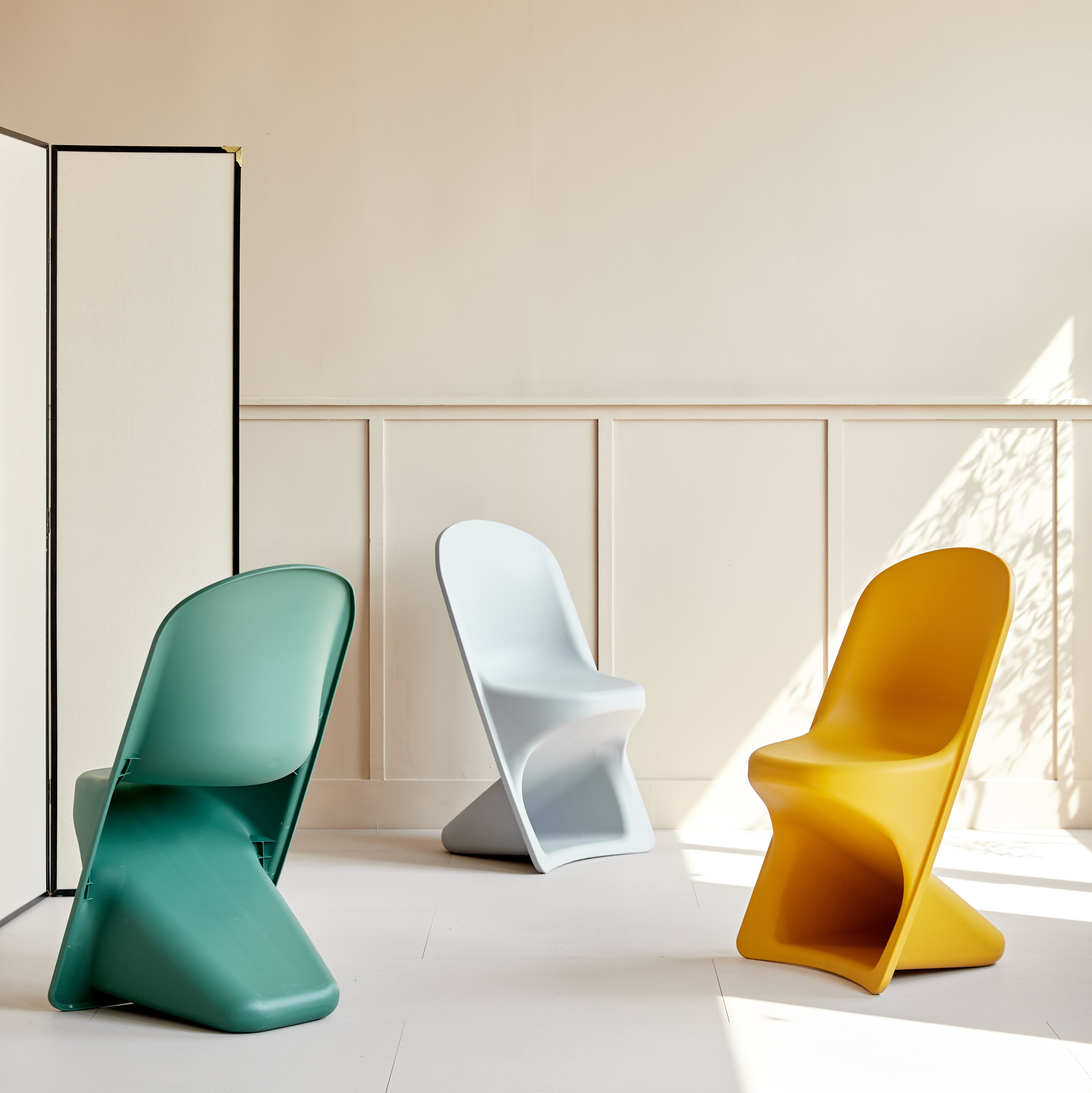Sedia da giardino dal design sinuoso giallo ocra – Twist