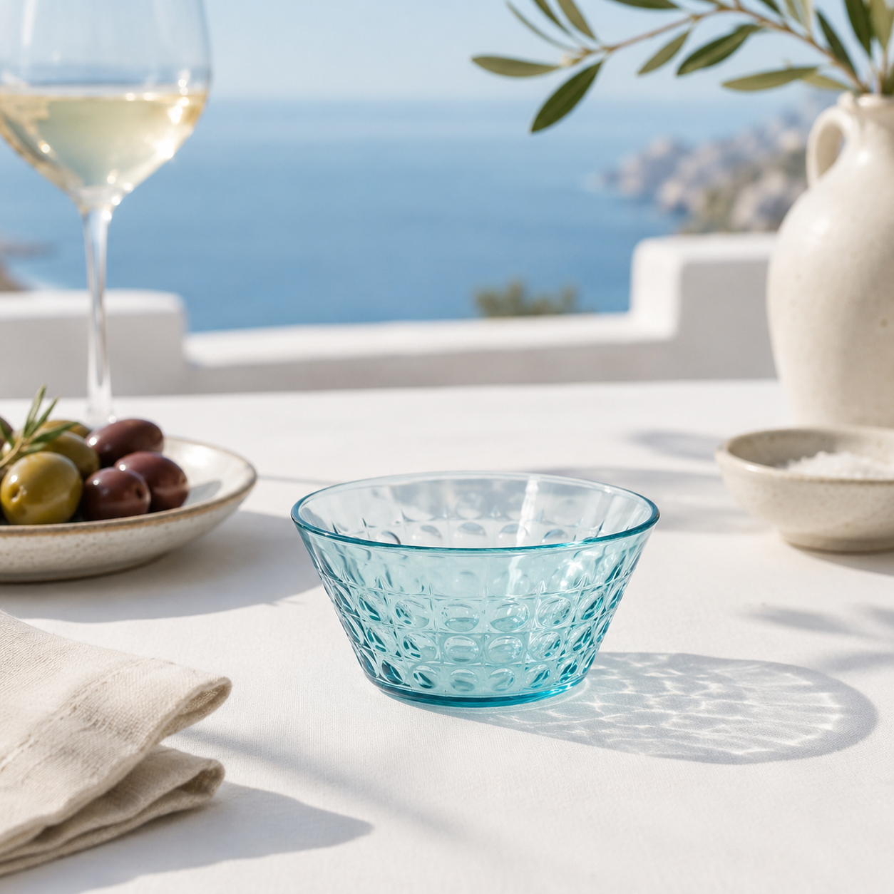 Ciotola tonda in plastica azzurra semitrasparente con texture a bolle – Riviera Bowl