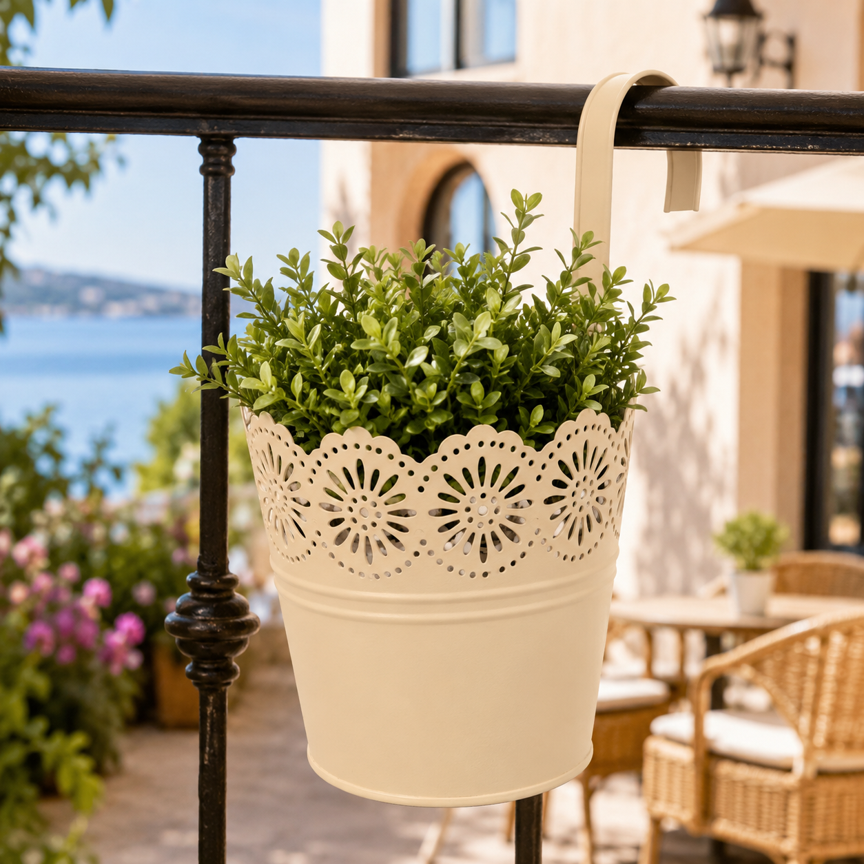 Fioriera pensile in zinco opaco con bordo traforato e gancio – arancio e terracotta