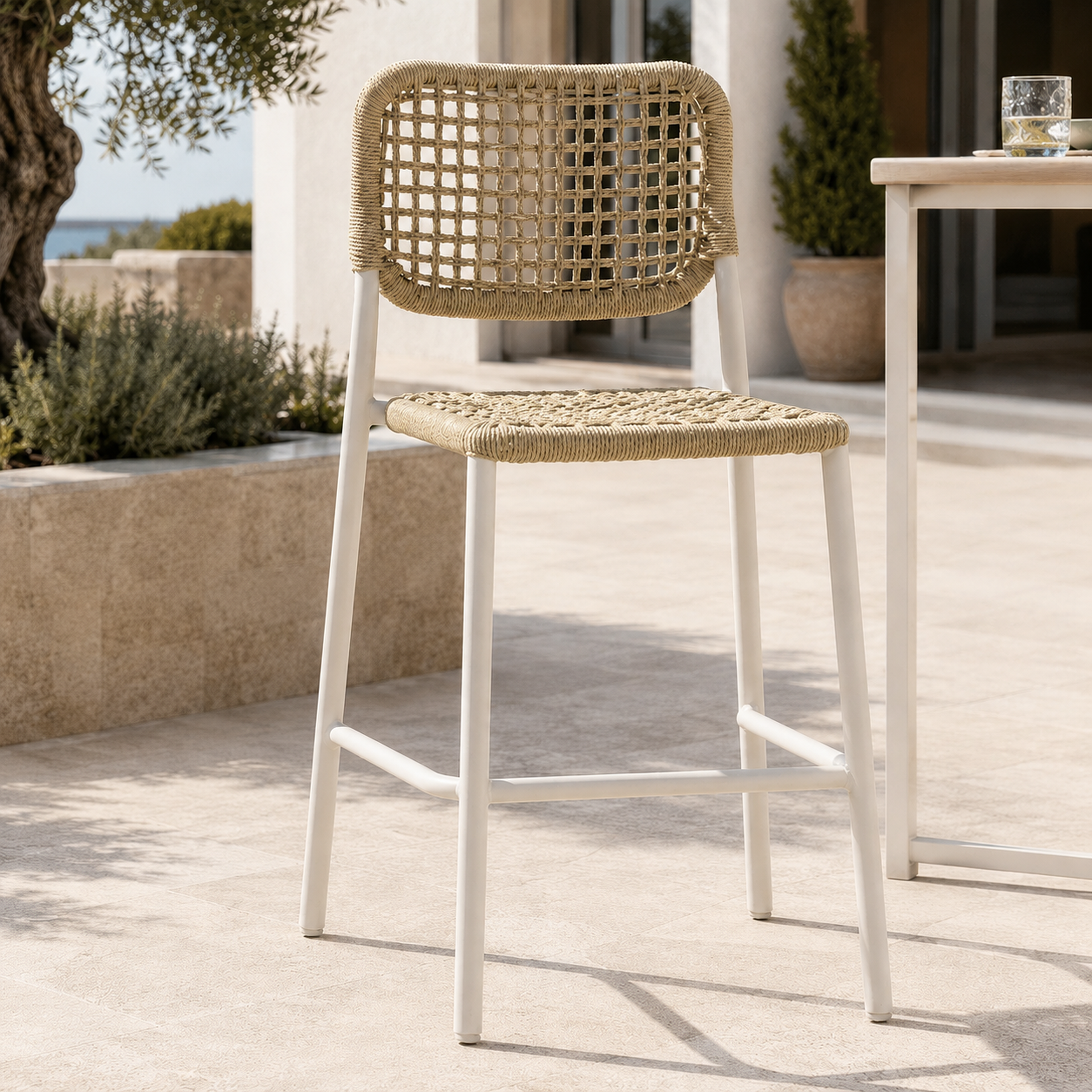 Sgabello bar da giardino in alluminio bianco e corda PE naturale – Simon – arredo esterno Gelsomino Home