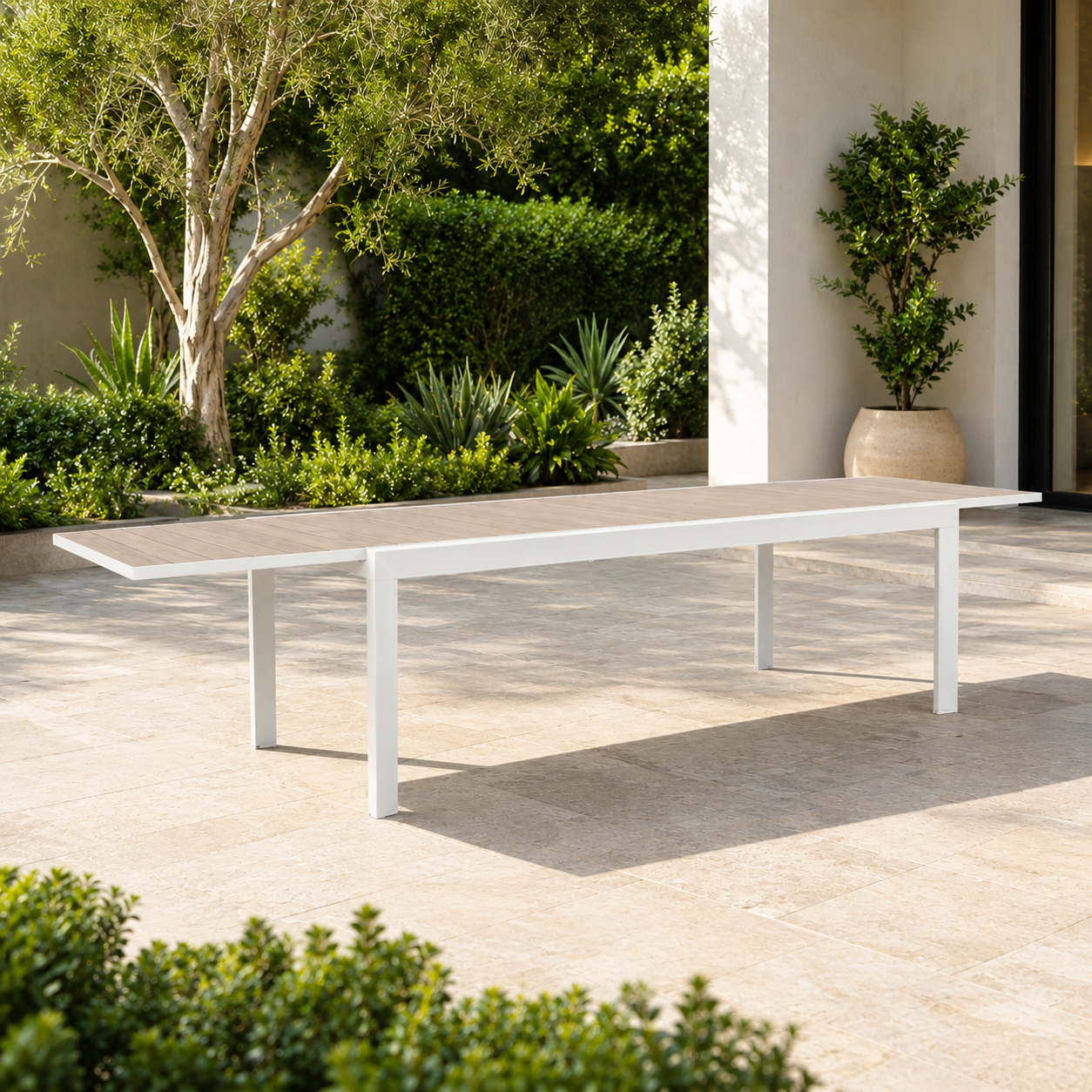 Tavolo da giardino allungabile grande con piano a doghe effetto legno bianco – Belmar  – arredo esterno Gelsomino Home