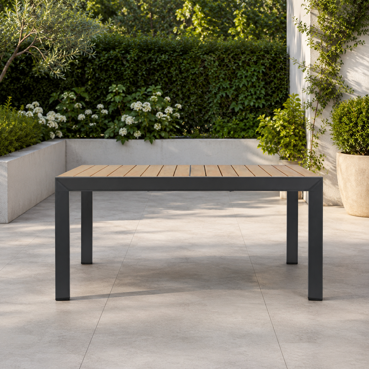 Tavolo da giardino allungabile con piano a doghe effetto legno antracite – Belmar – arredo esterno Gelsomino Home.