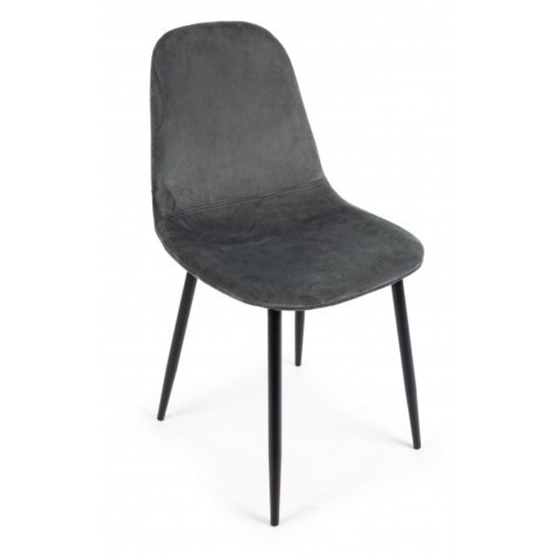Una sedia di velluto grigio scuro dallo stile minimal ed elegante